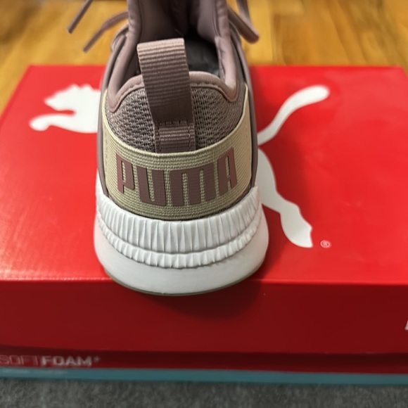 Puma sneakers size 6 - Picture 2 of 3